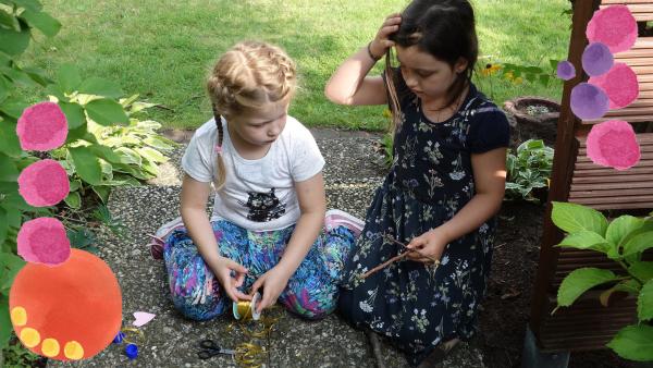 Maja und Greta beerdigen eine tote Maus im Garten. | Rechte: ZDF/Studio.TV.Film GmbH