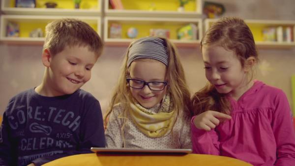 Kinder testen die App | Rechte: KiKA