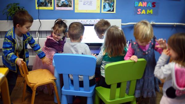 Kinder in der Kita vor einem Laptop