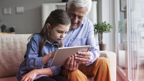Opa und Enkelin mit Tablet