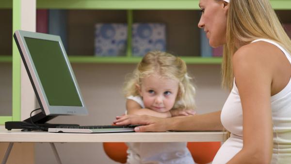 Mutter mit ihrem Kind vor dem PC