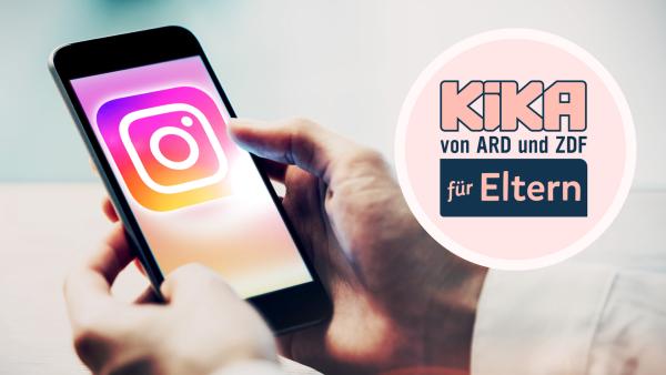 Das Bild zeigt den Schriftzug "KiKA von ARD und ZDF für Eltern". Im Hintergrund ist eine Hand zu sehen, die ein Smartphone hält, auf dem das Logo von Instagram abgebildet ist. 