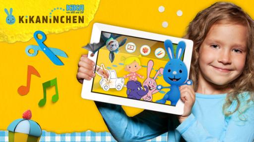 Startseite von kikaninchen.de | Rechte: KiKA Ein Mädchen hält ein Tablett in den Händen, auf welchem man die Startseite von kikaninchen.de mit verschiedenen Figuren der Vorschulformate sieht.
