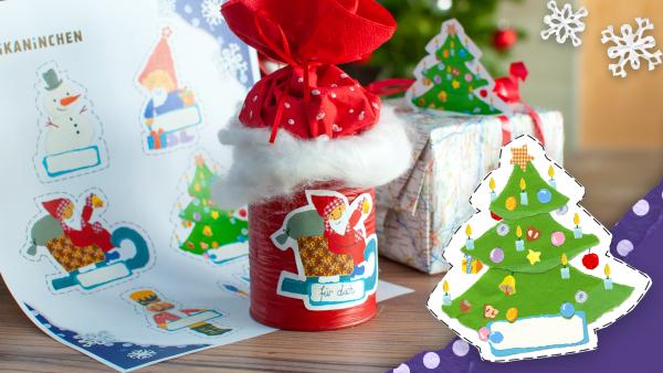 Gebastelte Geschenkeanhänger von KiKANiNCHEN mit verschiedenen Motiven: Ein Tannenbaum, ein Weihnachtsmann im Schlitten, ein Schneemann, ein Wichtel und ein Nussknacker.