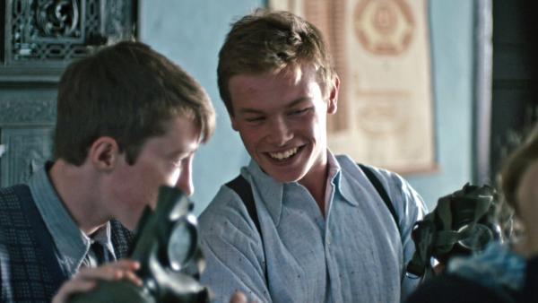 Calum (Ruairidh Harris) lebt seit Kriegsbeginn allein mit seiner Mutter. Sein Vater ist Schweißer bei der Royal Air Force. Vom Krieg will Calum nichts wissen. Er klaut lieber Äpfel oder schwänzt die Schule, statt seine Zeit mit Luftschutzübungen und Lernen zu verschwenden. Als seine Mutter ihn von der Polizeistation abholen muss, kommt es zum handfesten Streit. Calum reißt aus, doch dann ziehen deutsche Bomber auf. Clydebank wird angegriffen. Calum muss schnell zu seiner Mutter…