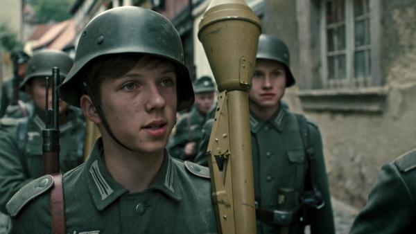 Justus (Arved Friese) freut sich, endlich kann er als „Soldat“ seinen Beitrag zur Verteidigung Deutschlands leisten. Er und eine Handvoll weiterer Jungs bekommen die Aufgabe, eine Dorfstraße vor den Amerikanern zu sichern. Justus führt seine Truppe zum Einsatzort. Doch der „echte Krieg“ macht all ihre Heldenfantasien zunichte. Als amerikanische Panzer in Angriffsposition gehen, muss sich Justus entscheiden: Befiehlt er den Jungs zu kämpfen angesichts der offensichtlichen Übermacht?<br/>