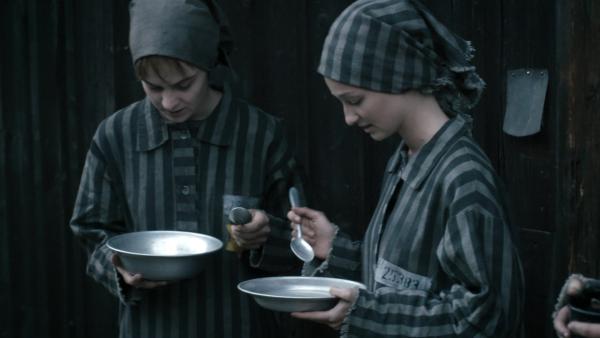Eva (Natálie Vágnerová) ist ein Waisenkind und kommt im Konzentrationslager Auschwitz an. Sie hofft, dort ihre Freunde aus dem Kinderchor Theresienstadt wiederzutreffen, die vor ihr deportiert wurden. Wie durch ein Wunder findet sie Renata, aber die Sopranistin des Chors ist dem Tode nah. Eva versucht, Renata am Leben zu halten. Die Musik gibt Eva die Kraft dazu, denn nur sie ermöglicht den beiden Mädchen eine Flucht vor der Hölle, die sie umgibt.