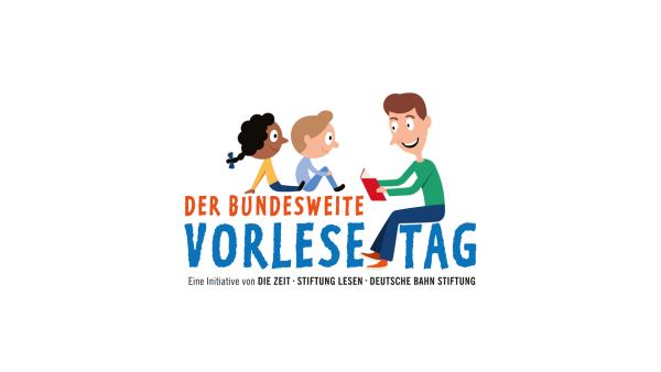 Schriftzug Der Bundesweite Vorlesetag in Rot und Blau auf weißem Hintergrund. Auf der Schrift sitzen drei Comic-Figuren, die einen Mann zeigen, der zwei Kindern aus einem Buch vorliest.