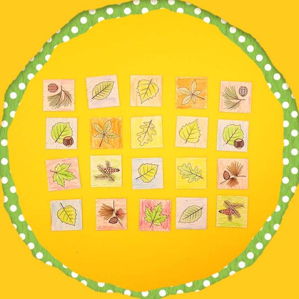 Gelber Hintergrund auf dem sich 20 bunte Memorykarten nebeneinander angeordnet befinden. Auf den Karten sind grün, braun und gelb angemalte Baumblätter sowie dessen Früchte abgebildet. Zu sehen sind u.a. Eicheln, Kastanienblätter sowie Birkenblätter. Jedes Baumblatt hat einen dazugehörigen Partner.