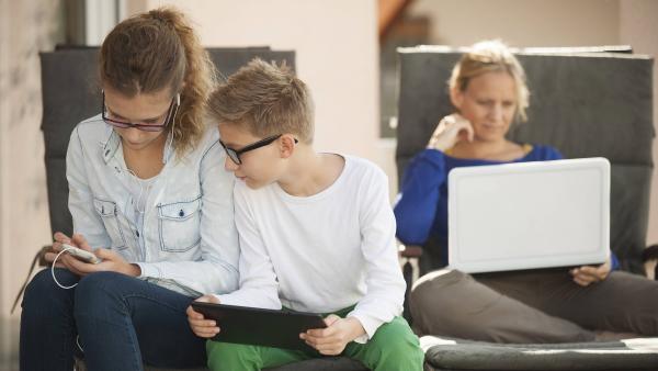 Mobile Medien werden von der ganzen Familie genutzt.