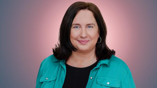 KiKA-Programmgeschäftsführerin Astrid Plenk vor dem Funkhaus in Erfurt