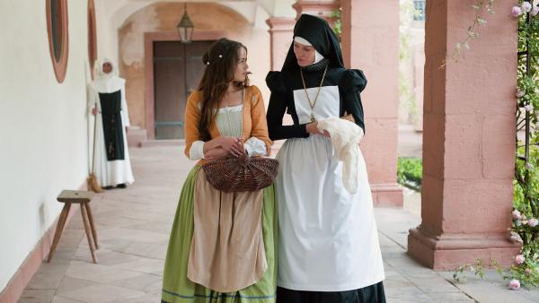Die Nonne Genoveva (Esther Schweins, rechts) und Siebenschön (Xenia Assenza).
