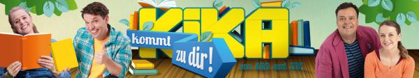 Auf der Grafik ist der Schriftzug "KiKA kommt zu dir!" mittig zu sehen, eingerahmt von Blättern und Büchern. Juri und Singa sind oberhalb der Logos mit Büchern abgebildet, Christian und Annie sind am Bildrand links unten nebeneinander zu sehen.