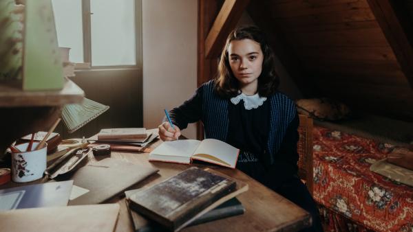 Anne Frank (Katharina Kron) schreibt Tagebuch