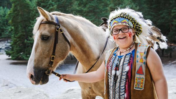 Max (Lorenzo Germeno) mit einem Pferd