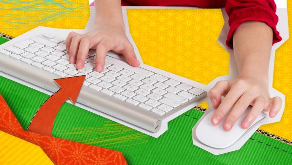Kinderhand an weißer Tastatur und Maus in einer Collage mit gebastelten Elementen