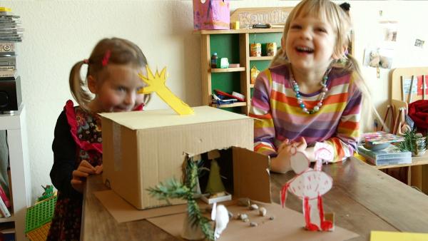 Marlene und Emilia basteln eine Krippe aus einem Karton