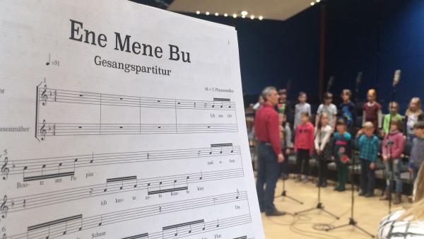 Noten des ENE MENE BU-Songs mit Kinderchor