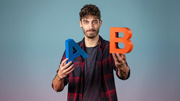 Jason hält die Buchstaben A und B in den Händen.