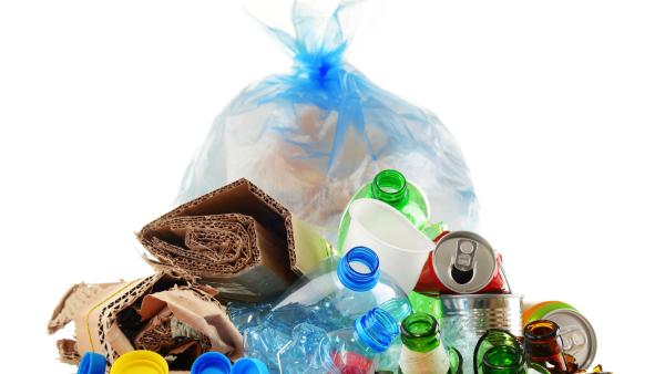 Ein großer Berg aus Plastikflasche, Müllbeuteln und Dosen