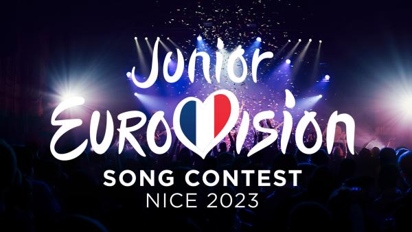 Eine jubelnde Menschenmasse und das Logo des Junior Eurovision Song Contest 2023