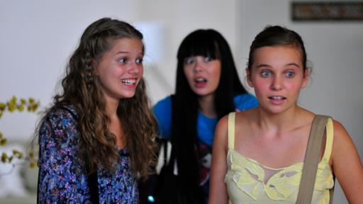 Emma, Jackie und Ally schauen erschrocken