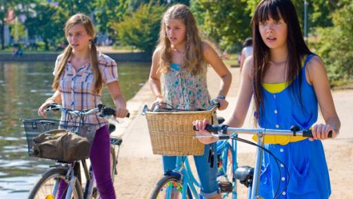 Ally, Emma und Jackie mit Fahrrädern