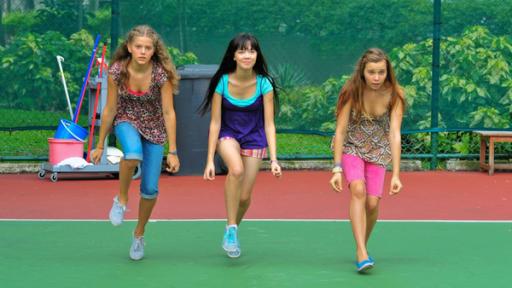 Emma, Jackie und Ally proben Tanzschritte