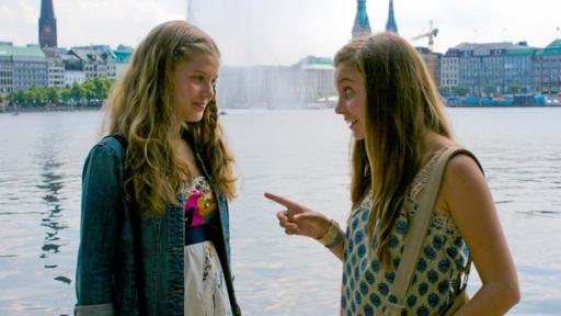 12. Das Tagebuch | Rechte: NDR/Southern Star Emma und Ally an der Alster