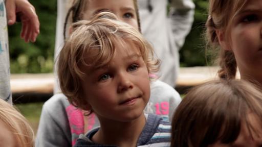 Rechte: KiKA/Motion Works GmbH Die Kinder sind bei einem Fischzüchter.