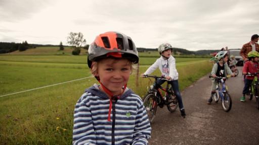 Rechte: KiKA/Motion Works GmbH Die Kinder machen eine Radtour zur Post.