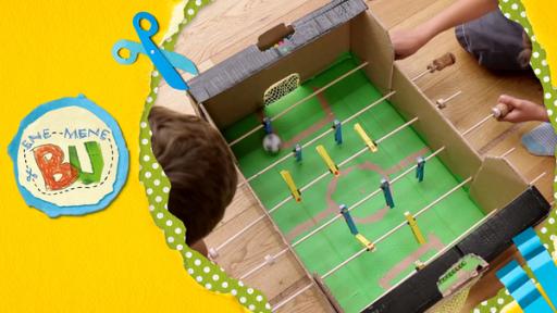 Ein Tischkicker aus einer Bananenkiste und Wäscheklammern. 