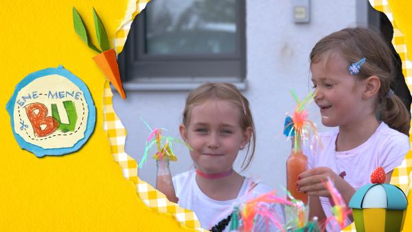 Kinder spielen Verkaufsstand und verkaufen selbstgemachte Cocktails aus Erdbeeren, Melone, Zitrone und Wasser. 