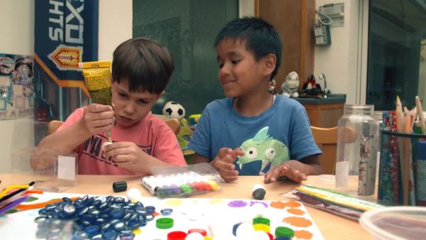 Timo und David basteln Spielfiguren.