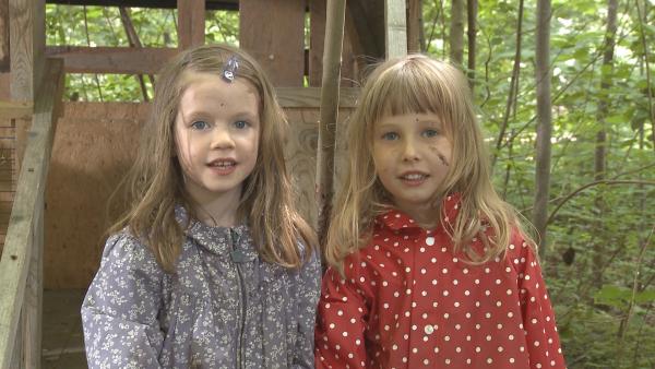 Yuna und Leah bauen eine Matschburg.