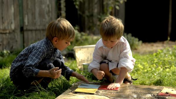 Max und Eric setzen ihr Mosaik zusammen.