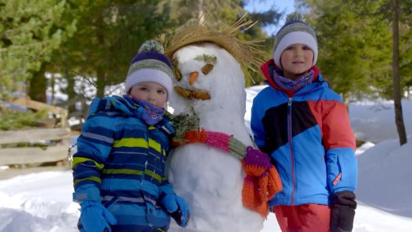 Jacob und David mit ihrem Schneemann.