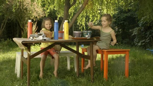 Mathilda und Luise bemalen ihre Blumentöpfe.