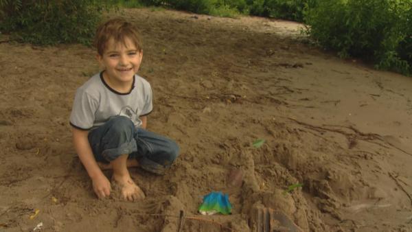 Sean baut eine Sandburg.