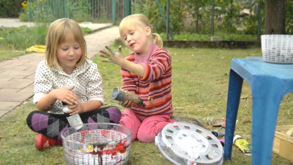 Lily  und Julia machen Farbe in die Salatschleuder.