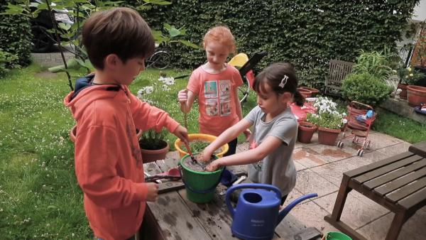 MACH MiT iM Baumhaus - Die monatliche Aktion im KiKA-Baumhaus. Hier werden alle Bastelmaterialien für die Instagram @kikaninchen Aktion gezeigt. Frida, Alex und Svenja kochen eine Suppe im Garten. 