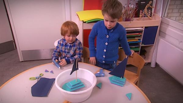 Louis und Emil lassen ihre Boote zu Wasser.