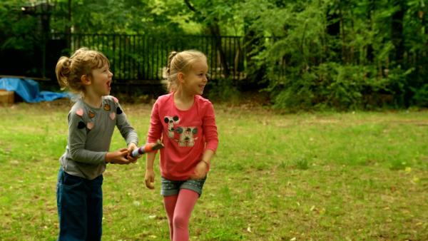 Frida und Franka spielen im Garten.