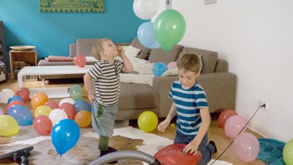 Tomke und Quinn mit den bunten Luftballons