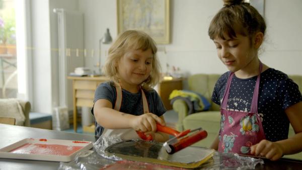 Hedwig und Ava bemalen die Gelatine.