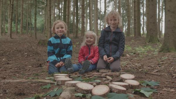 Käthe, Ida und Klara mit ihrem Mandala.