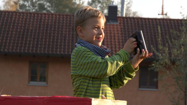 Jakob steht auf seinem Leuchtturm.