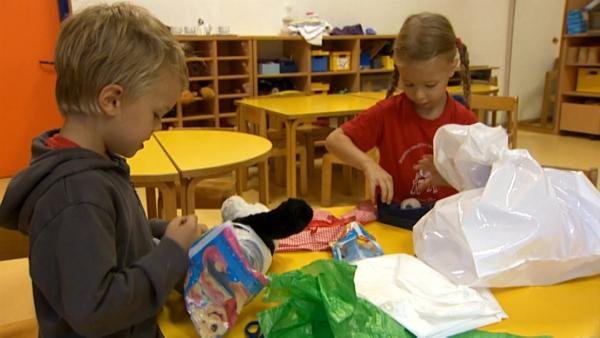 Ula und Gasper basteln mit Plastiktüten.