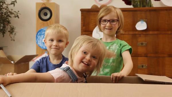 Emanuel, Bella und Liesel vor dem Basteln.