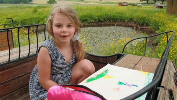 Nora malt ein Hexenbild.